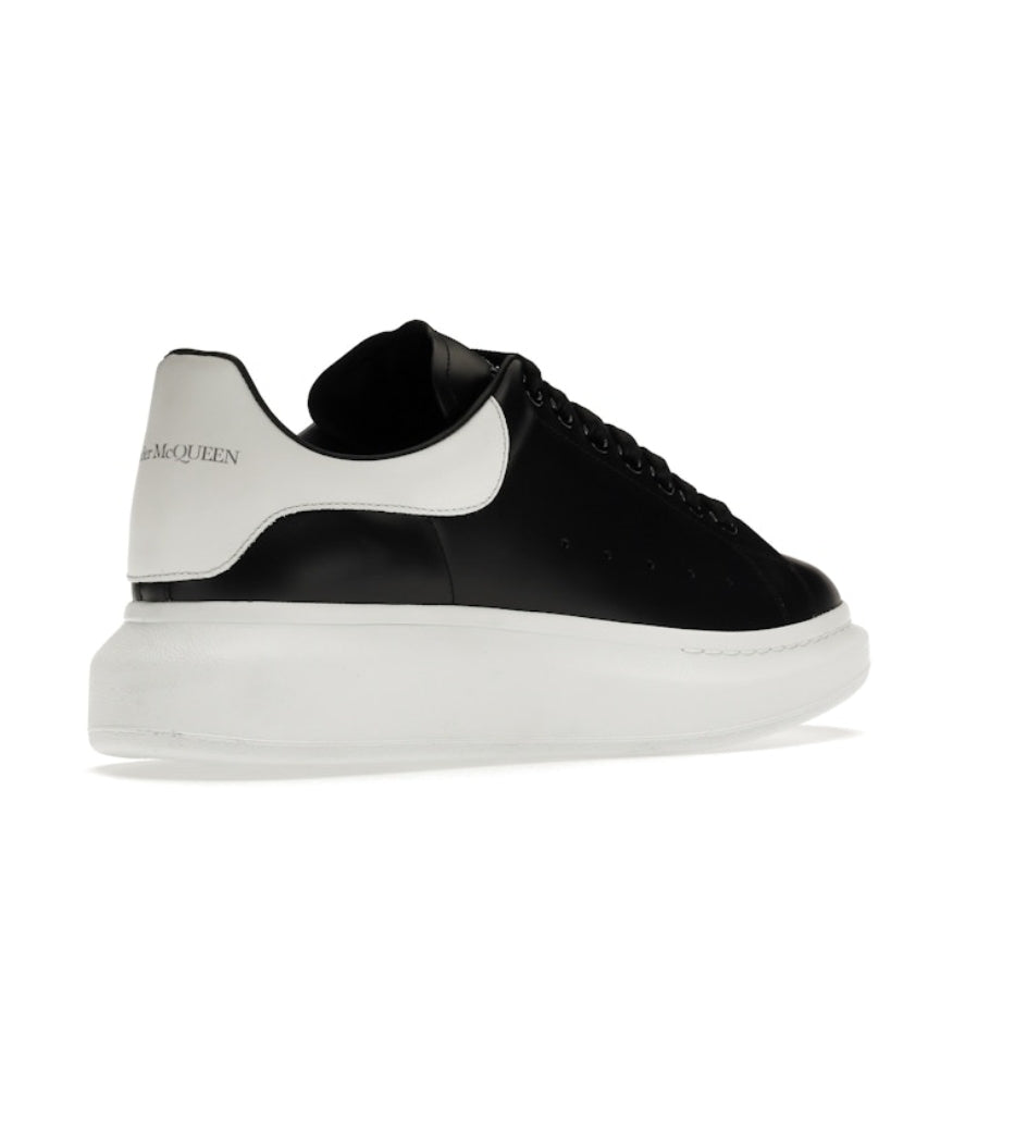 ALEXANDER MCQUEEN OVERSIZE EN BLANCO Y NEGRO